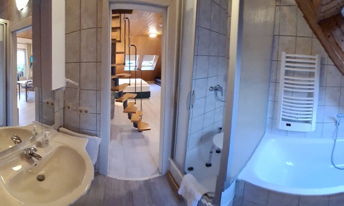 Hullhorst Apartamento | W4, apartment with air conditioning, 2 bedrooms with 4 single beds.