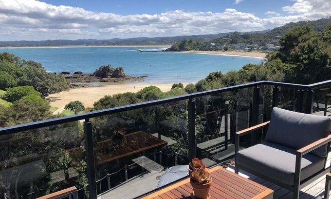Tutukaka Casa | W91: Stylish, modern, up-market house with great views, right above the beach.