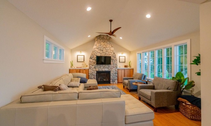 Waconia Cabaña | Waconia Lakefront Cottage- dogs ok