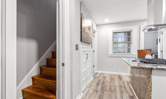 Cleveland Casa | Wade Manor: Game-room, Gym, Office and Fenced in Backyard