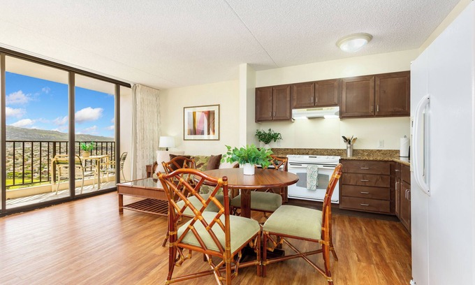Waikiki Condominio | Waikiki Banyan 3409 – Mountain View Condo Rental in the Heart of Waikiki