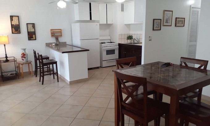 Waikiki Apartamento | ~Waikiki~ LOWEST RATES IN AREA ~ 1 Bedroom ~ Fully Furn ~ Blocks to Beach ~