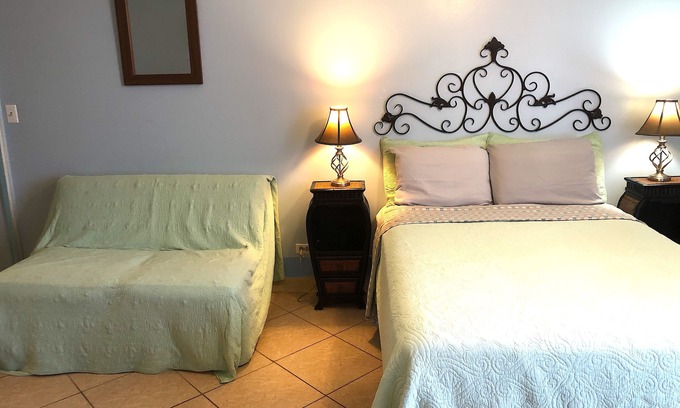 Waikiki Apartamento | ~Waikiki~ LOWEST RATES IN AREA ~ Studio ~ Fully Furn ~ Blocks to Beach ~