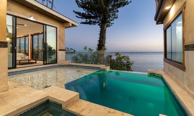 Kuliouou - Kalani Iki Casa | Wailupe Seaside Haven: Beachfront Luxury Home w/ Pool & in City Proximity