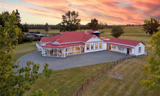 Opaki Casa | Waipipi Homestead - 6 bedroom historical homestead with pool, spa and yoga room