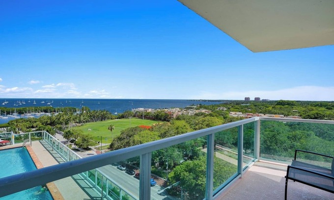 Coconut Grove Apartamento | Wake by the Waves. Drift into Calm. Large Balcony