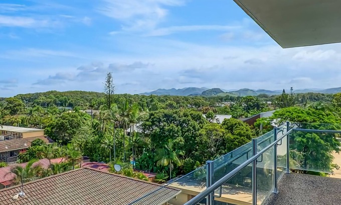 Coffs Harbour Apartamento | Wake up each morning to fresh ocean breezes, then take a short walk across the street to Park Beach