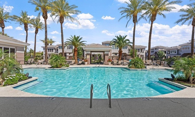 Kierland Apartamento | Spacious Serene Scottsdale condo, walk to golf. King bed.