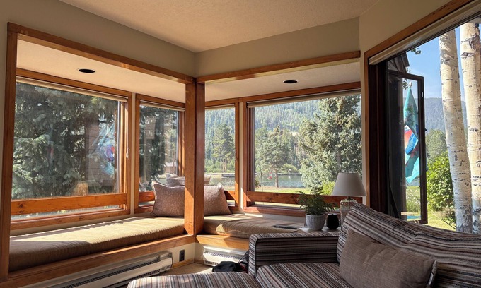 Lakeside Village Condominio | Lakeside Bliss. Wake up to tranquility. 2BR/2BA Sleeps 6. Private Patio