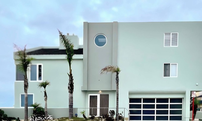 Hollywood Beach Casa | Wake up to Crashing Waves and Salt in the Air! Grand Mason on the Sand + Dog!