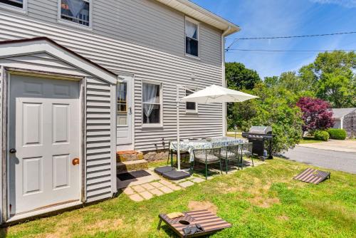 Wakefield-Peacedale Apartamento | Wakefield Escape Walk to Downtown and Near Beaches!