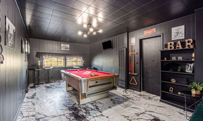 South Kansas City Casa | Waldo Speakeasy 6 bedroom/7 beds/2.5 baths