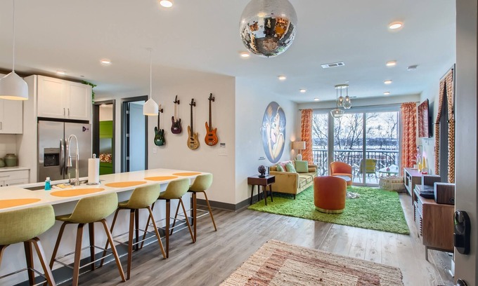 Rutledge Hill Condominio | Walk 2 Brdwy * Balcony * Free Parking * Fitness CTR
