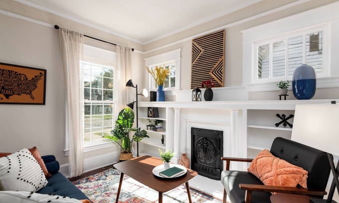 High Point Casa | 💎 Walk Downtown, 4min HPU, FENCED YARD, SMART TVs 💎