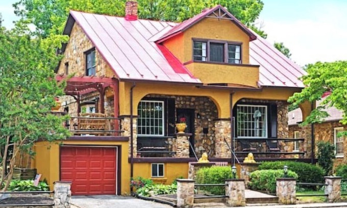 Waynesboro Casa | Walk Downtown~Game Room~Gym~Fire Pit~Hammock!