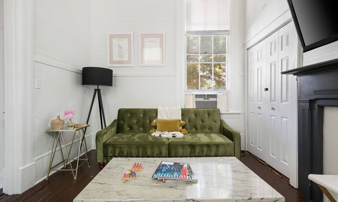 Harleston Village Apartamento | Walk Everywhere Downtown - Charleston Retreat for 2 - Near Dining & Nightlife