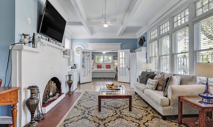 Thomas Square Apartamento | Walk Everywhere in Starland, Heated Pool Access