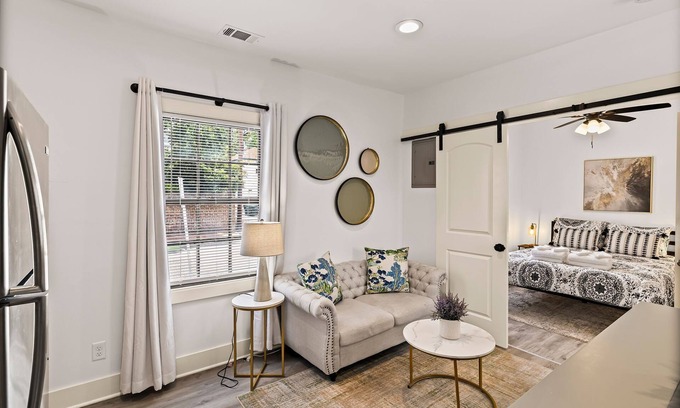 Historic Downtown Savannah Apartamento | Walk Everywhere - Steps to Coffee, Forsyth + Amazing Food by Lucky Savannah