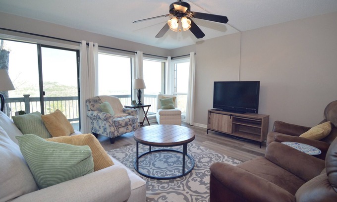 Fairfield Bay Condominio | Walk in, 2 bed 2 bath Condo, Pool access, Tennis courts, and Close to Marina.