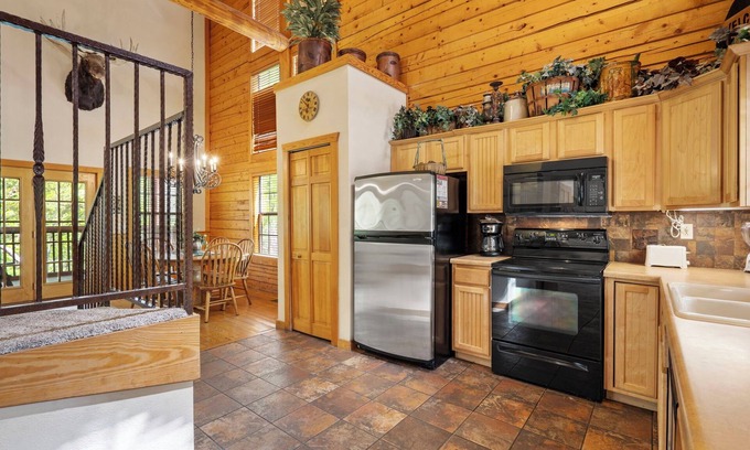 Branson Theater District Cabina | Walk-in Log Cabin with Fireplace & Screened-in Balcony - Heart of Branson