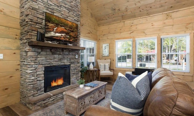 Pigeon Forge Cabina | Walk Into Downtown Pigeon Forge/Arcade/Hot Tub