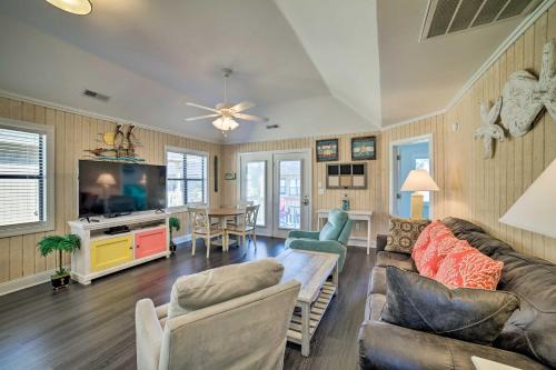 Myrtle Beach Casa | Walk to Apache Pier Coastal Condo with Pool Access