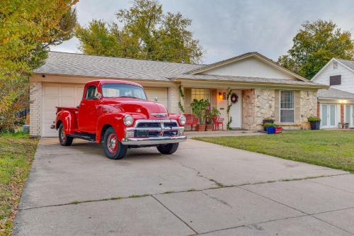 Arlington Casa | Walk to ATandT Stadium Arlington Home with Patio!