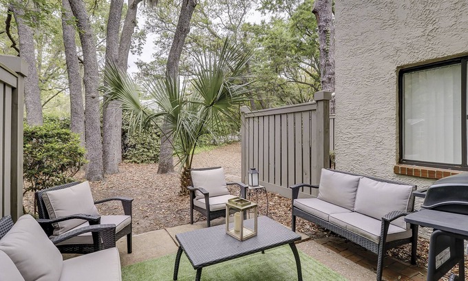 Folly Field Casa | Walk to Beach. Pet Friendly Townhome. King Bed.