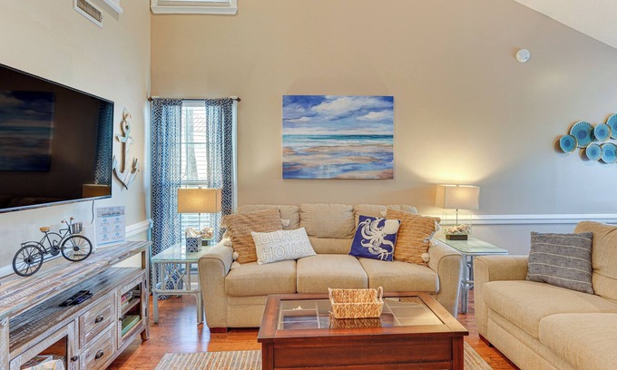 Summer Breeze Condominio | Walk to Beaches: Resort Getaway Near Pier Park!