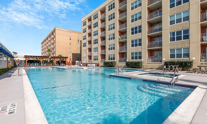 South Padre Island Condominio | Walk to beach from this beautiful one bedroom condo that accommodates 6!