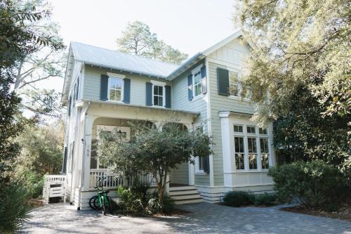 Hammocks of Seagrove Casa | Walk to Beach 2 Shared Pools Enclosed Porch Bikes 30A Hideaway by AvantStay