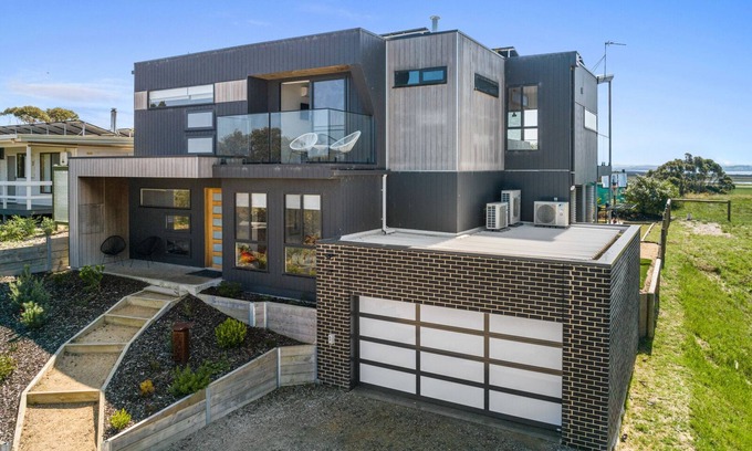 Venus Bay Casa | Walk to beach and shops. Pet friendly. Wifi. Dedicated games room for the kids.