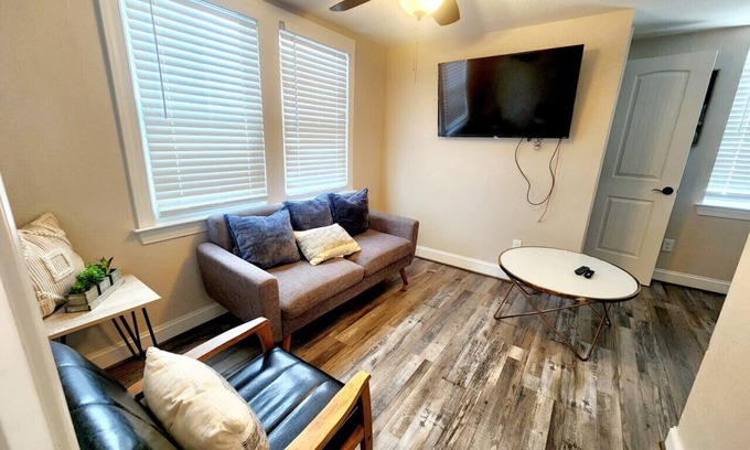Northeast Virginia Beach Apartamento | Walk to Beach | Central | WIFI, parking