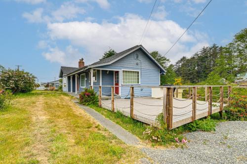 Smith River Casa | Walk to Beach Cozy Home with Deck in Smith River!