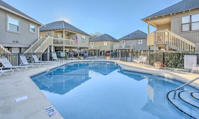 Myrtle Beach Casa | Walk to Beach Dog-Friendly Myrtle Beach Cottage!