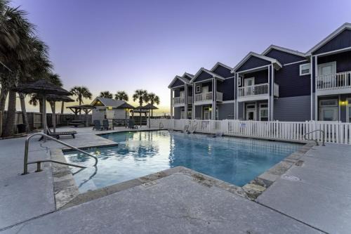 Corpus Christi Casa | Walk to Beach Heated Pool BBQ Area Balcony Island
