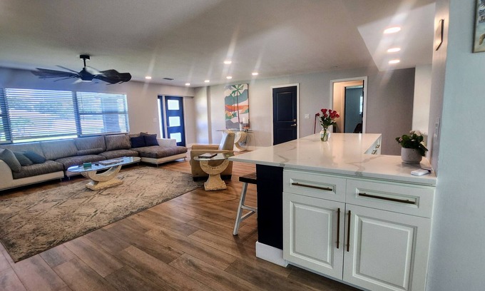 South Island Casa | Walk to Beach Immaculate Double Masters + 1 Bedroom Sleeps 8