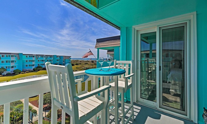 Morehead City Condominio | ¡NUEVO! Retiro frente al mar con piscina - ¡Pasos a la playa!