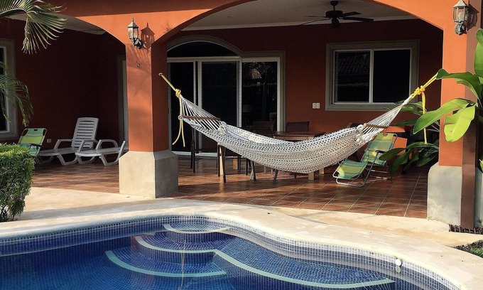 Bejuco Casa | Camine hasta la playa o disfrute de la piscina privada en esta nueva casa de 2500 pies cuadrados con 3 habitaciones y 3 baños