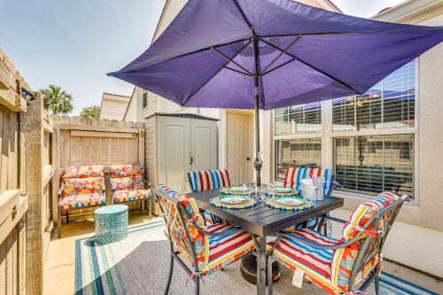 West Panama City Beach Apartamento | Walk to Beach! PCB Resort Condo with Pool Access