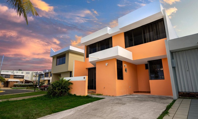 Solimar Casa | Walk to beach, Pool, close to Kioskos & Rainforest, 24 hr security, parking
