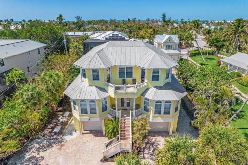 Captiva Casa | Walk to Beach PoolHot Tub Game Room Captiva 5BDR Coco Mango by AvantStay