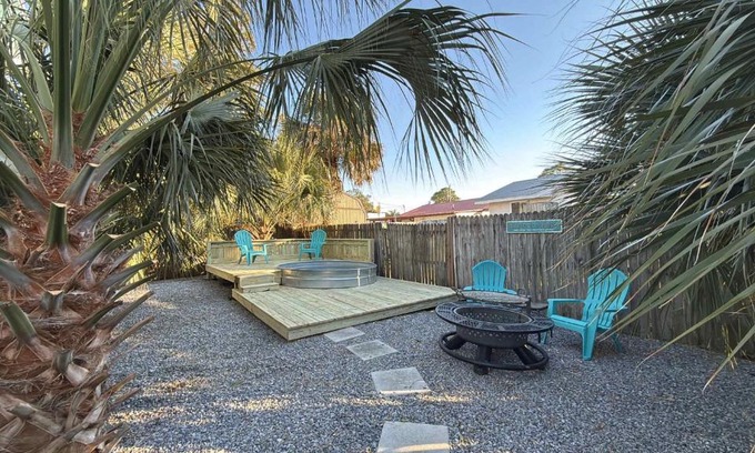 Silver Sands Casa | Walk to Beach Restaurants Fire Pit Large Porch