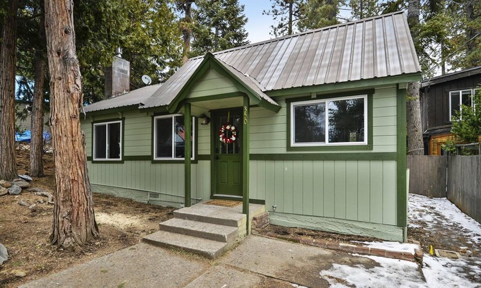 Tahoe City Casa | Walk to Beach Restaurants & Shops in Tahoe City- Dogs OK -Green Grove Cottage