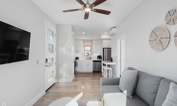 North Pacific Beach Casa | Walk to Beach, Shops, Restaurants | AC | Private Roof Deck & Fire Pit