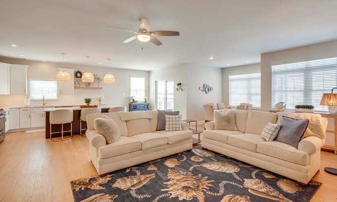 North Wildwood Apartamento | Walk to Beach Spacious Condo in North Wildwood!