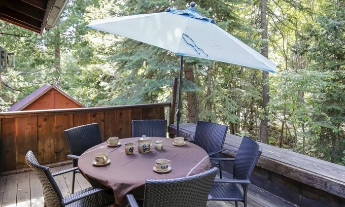 Tahoe City Cabaña | Fairway Cottage-Private Hot Tub, Apto para perros, camine hacia la ciudad, ubicación ideal, actividades durante todo el año