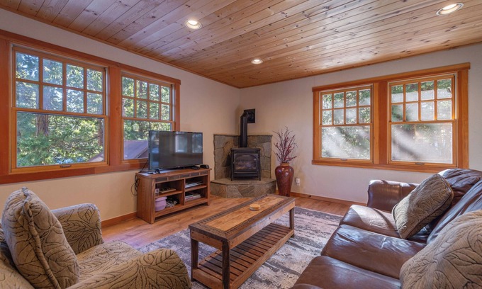 Tahoe City Cabaña | Walk to Beach & Tahoe City Restaurants, Hot Tub, Dogs Ok- Fairway Retreat