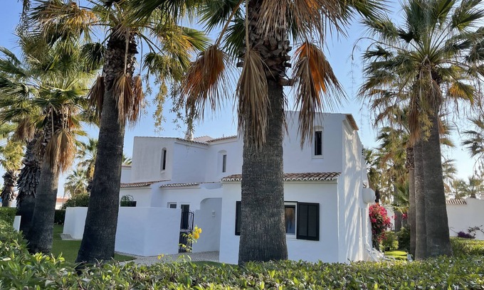 Carvoeiro Villa | Ubicación conveniente: brillante, espaciosa, lujosa villa de 2 dormitorios, aire acondicionado y jardín propio.