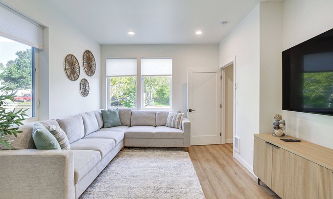 Lincoln City Casa | Walk to Beaches: 'Siletz Bay Bliss' Townhome